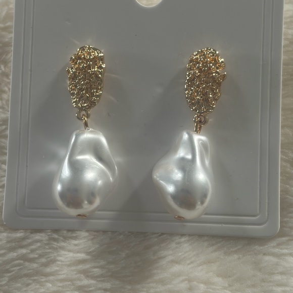 Accessories - Elegant Gold and White Pearl Drop Earrings